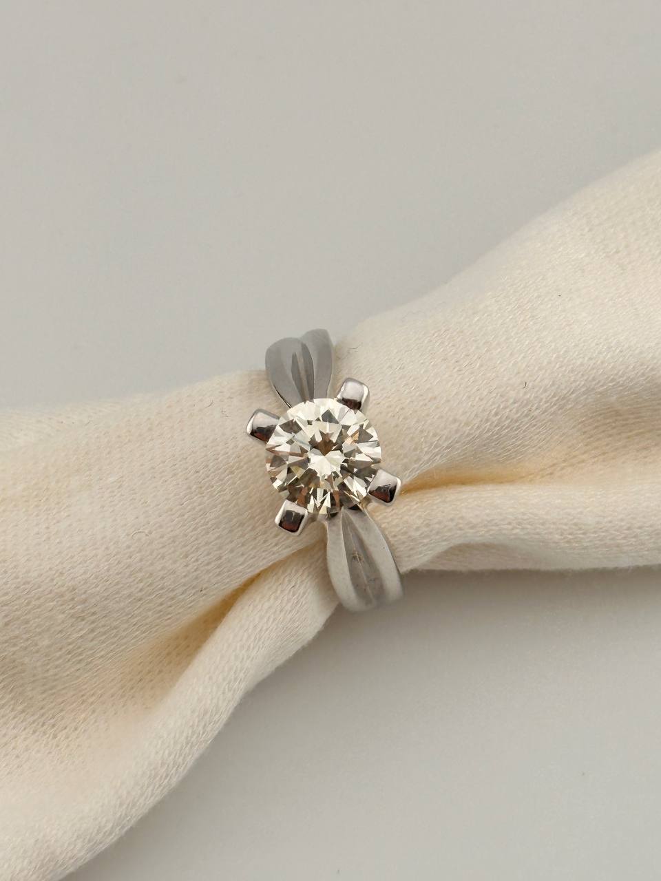 Кольцо с бриллиантом